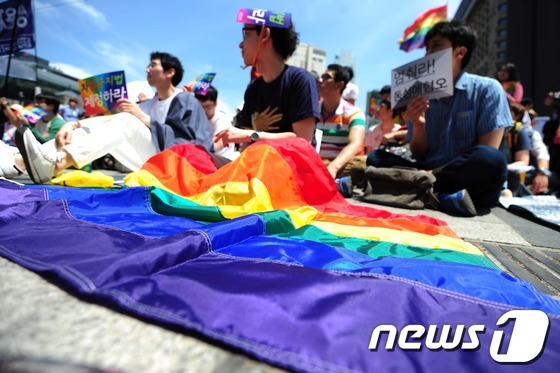 (서울=뉴스1) 한재호 기자 = '국제 성소수자 혐오 반대의 날'인 17일 오후 서울 중구 대한문 앞에서 '성소수자 차별반대 무지개행동' 참가자들이 성소수자 차별에 반대하는 행사를 …