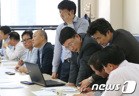 (서울=뉴스1) 송원영 기자 = 17일 서울 영등포구 여의도 중소기업중앙회에 마련된 개성공단 정상화 촉구 비상대책위원회 사무실에서 개성공단 비대위 회원들이 기자회견에 앞서 심각한 …