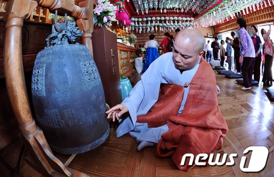 (서울=뉴스1) 손형주 기자 = 부처님 오신날을 맞은 17일 오후 경기도 광주 장경사에서 일제의 사찰 파괴를 피해 서울 봉은사로 옮겨졌던 범종인 동종이 100여년 만에 제자리로 돌 …