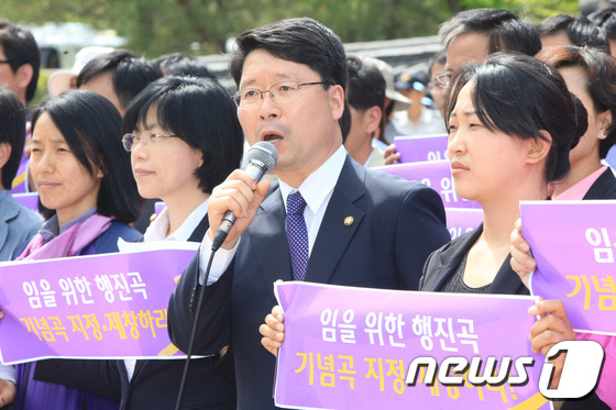 (광주=뉴스1) 김태성 기자 = 통합진보당 이정희 대표와 당원들은 17일 광주시 북구 운정동 국립5.18민주묘지앞에서 기자회견을 갖고 “임을 위한 행진곡을 5.18기념곡으로 지정하 …