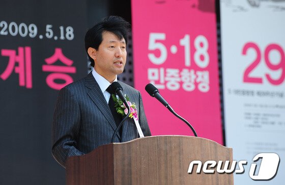 본문 이미지 - 2009년 5월 18일 서울광장에서 열린 '서울시 5.18 기념행사'에 참석한 오세훈 당시 서울시장.(서울시 제공) © News1 