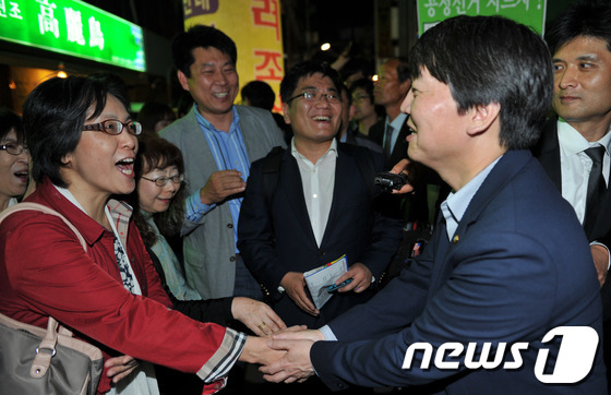 (광주=뉴스1) 정회성  = 안철수 의원이 17일 5·18 전야제가 열린 광주 동구 금남로를 찾아 광주시민과 악수하고 있다. 2013.5.17/뉴스1