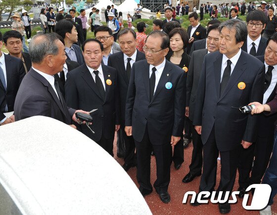 본문 이미지 - 새누리당 황우여 대표와 김무성 의원이 18일 오전 광주 북구 운정동 국립 5·18민주묘지에서 열린 5·18 민주화운동 33주년 기념식에 참석, 행방불명자의 묘역을 둘러보고 있다. 2013.5.18/뉴스1 © News1 정회성 