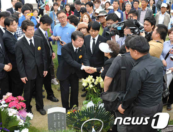 (광주=뉴스1) 정회성  = 무소속 안철수 국회의원이 18일 오전 광주 북구 운정동 국립 5·18민주묘지에서 열린 5·18 민주화운동 33주년 기념식에 참석, 묘지를 참배하며 희생 …