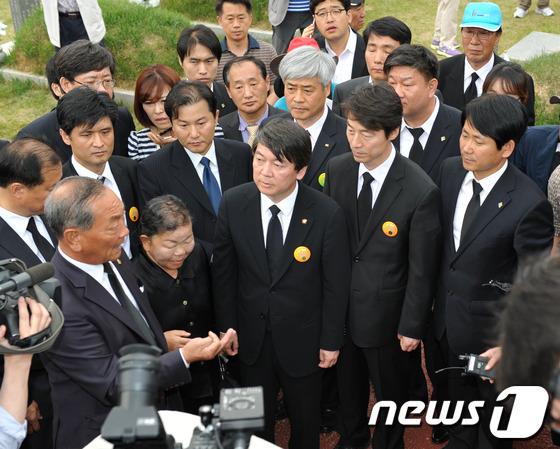 (광주=뉴스1) 정회성  = 무소속 안철수 국회의원이 18일 오전 광주 북구 운정동 국립 5·18민주묘지에서 열린 5·18 민주화운동 33주년 기념식에 참석, 묘지를 참배하며 희생 …