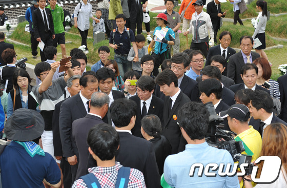 (광주=뉴스1) 정회성  = 무소속 안철수 국회의원이 18일 오전 광주 북구 운정동 국립 5·18민주묘지에서 열린 5·18 민주화운동 33주년 기념식에 참석, 시민들에게 둘러싸여 …