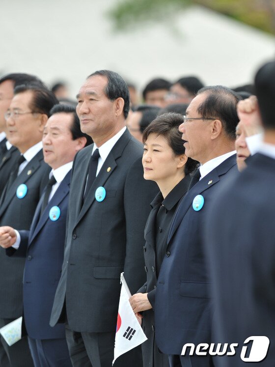 본문 이미지 - 박근혜 대통령이 18일 오전 광주 북구 운정동 5·18국립묘지에서 열린 5·18 민주화운동 33주년 기념식에 참석, 일부 참석자들이 합창단의 공연에 맞춰 '임을 위한 행진곡'을 부르자 자리에서 일어서 있다. 이날 박근혜 대통령은 노래를 부르지 않았다. 2013.5.18/뉴스1 © News1 정회성 