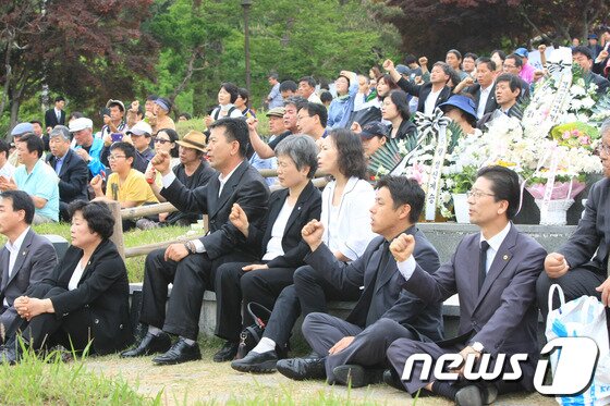 본문 이미지 - 광주,전남 진보연대, 통합진보당, 광주시민사회단체는 등은 18일 오전 광주시 북구 민족민주열사묘역에서 5·18추모제 진행하며 임을 위한 행진곡을 제창했다. 2013.5.18/뉴스1 © News1 김태성 기자