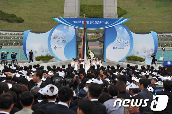 (광주=뉴스1) 정회성  = 18일 오전 광주 북구 운정동 국립 5·18민주묘지에서 열린 33주년 5·18 민주화운동 기념식에서 공연단이 기념공연을 펼치고 있다. 2013.5.18 …