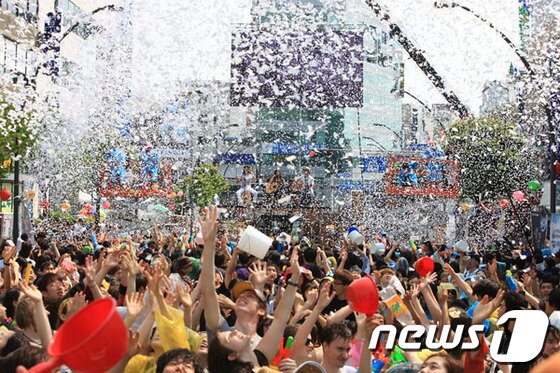 본문 이미지 - 2012 춘천마임축제 '아水라장' 행사 모습. 사진출처 = 춘천마임축제 운영위원회 © News1 
