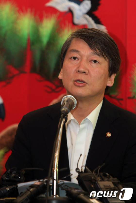 (광주=뉴스1) 김태성 기자 = 안철수 의원이 18일 광주5.18민주화운동 33주년기념식에 참석하고 한 호텔에서 기자회견을 하고 있다.2013.5.18/뉴스1