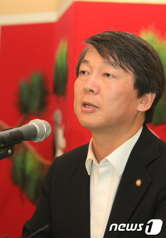 (광주=뉴스1) 김태성 기자 = 안철수 의원이 18일 광주5.18민주화운동 33주년기념식에 참석하고 한 호텔에서 기자회견을 하고 있다.2013.5.18/뉴스1