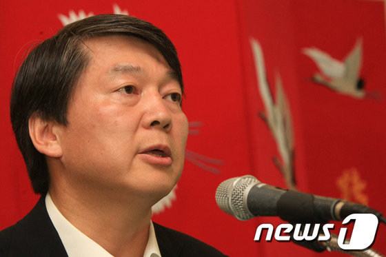 (광주=뉴스1) 김태성 기자 = 안철수 무소속 의원이 18일 5.18민주화운동 33주년기념식에 참석한 후 광주 동구 신양파크호텔에서 지지포럼과의 간담회에 앞서 기자회견을 갖고 있다 …