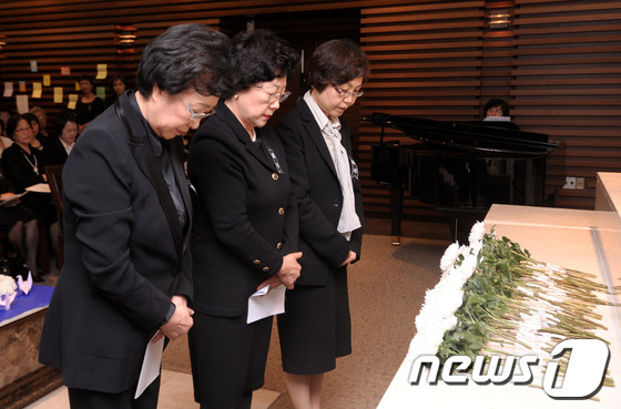 (서울=뉴스1) 안은나 기자 = 한명숙 전 총리(왼쪽부터)와 김형 YWCA 부회장, 권미혁 한국여성단체연합 상임대표가 18일 오후 서울 신촌 세브란스병원 장례식장에서 열린 故 박영 …