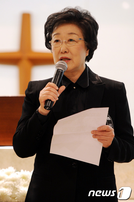 (서울=뉴스1) 안은나 기자 = 한명숙 전 총리가 18일 오후 서울 신촌 세브란스병원 장례식장에서 열린 故 박영숙 전 안철수 재단 이사장 여성추모행사에서 추모사를 하고 있다. 한국 …