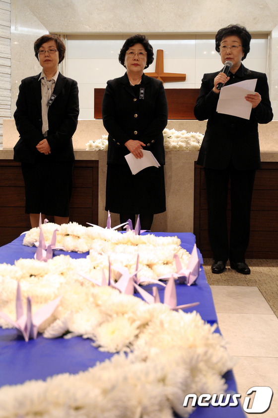 (서울=뉴스1) 안은나 기자 = 한명숙 전 총리(오른쪽부터)와 김형 YWCA 부회장, 권미혁 한국여성단체연합 상임대표가 18일 오후 서울 신촌 세브란스병원 장례식장에서 열린 故 박 …