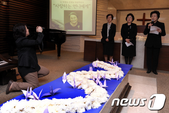 (서울=뉴스1) 안은나 기자 = 한명숙 전 총리(오른쪽부터)와 김형 YWCA 부회장, 권미혁 한국여성단체연합 상임대표가 18일 오후 서울 신촌 세브란스병원 장례식장에서 열린 故 박 …