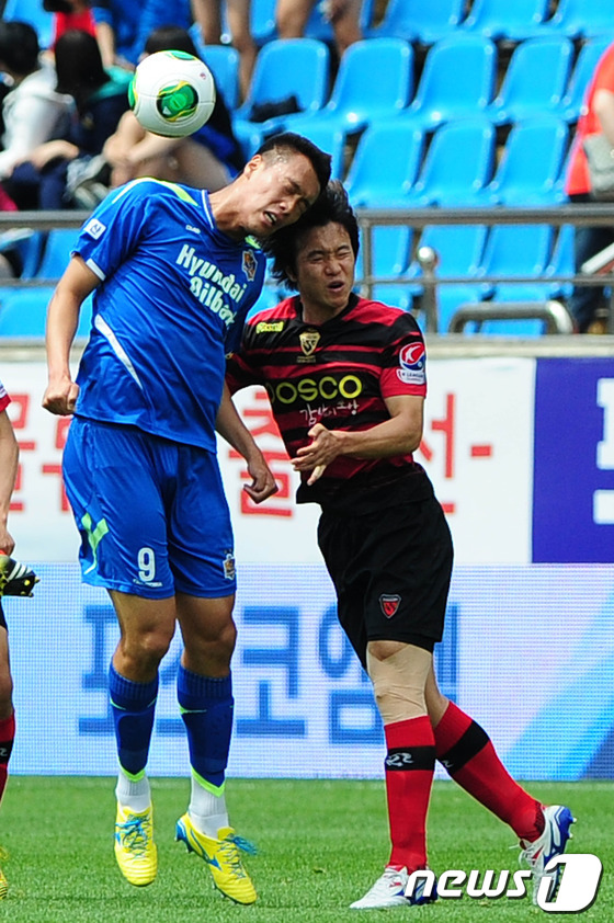 (포항=뉴스1) 최창호 기자 = 18일 포항스틸야드에서 열린 현대오일뱅크 K리그 클래식 포항스틸러스와 울산 현대의 경기에서 전반 울산 김신욱이 공중볼을 다투다 머리를 부딪히고 있다 …