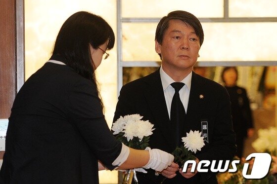 본문 이미지 - 무소속 안철수 국회의원이 19일 오전 서울 서대문구 신촌세브란스병원에 마련된 故 박영숙 전 안철수재단 이사장 빈소를 찾아 조문하고 있다. 고인은 평양 출신으로 한국여성단체협의회 사무처장과 여성재단 이사장을 지냈으며, 지난해 2월부터 안철수 재단인 '동그라미 재단' 이사장직을 맡아왔다. 발인은 오는 20일 오전 7시 30분. 2013.5.19/뉴스1 © News1   박지혜 기자