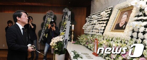 본문 이미지 - 무소속 안철수 국회의원이 19일 오전 서울 서대문구 신촌세브란스병원에 마련된 故 박영숙 전 안철수재단 이사장 빈소로 향하고 있다. 고인은 평양 출신으로 한국여성단체협의회 사무처장과 여성재단 이사장을 지냈으며, 지난해 2월부터 안철수 재단인 '동그라미 재단' 이사장직을 맡아왔다. 발인은 오는 20일 오전 7시 30분. 2013.5.19/뉴스1 © News1   박지혜 기자