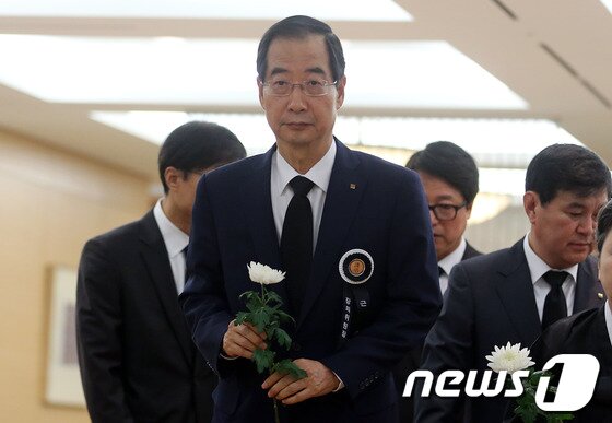 본문 이미지 - 한덕수 한국무역협회장이 19일 오전 강남구 일원동 삼성서울병원에 마련된 남덕우 전 국무총리의 빈소를 찾아 조문하고 있다.2013.5.19/뉴스1 © News1   이광호 기자