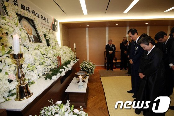 본문 이미지 - 사공일 세계경제연구원 이사장이 19일 오전 강남구 일원동 삼성서울병원에 마련된 남덕우 전 국무총리의 빈소를 찾아 조문을 마친뒤 빈소를 나서고 있다.2013.5.19/뉴스1 © News1   이광호 기자