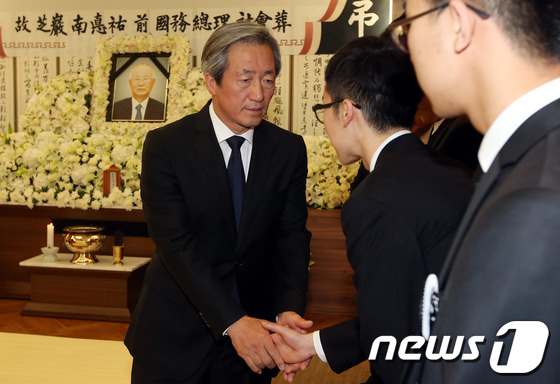 (서울=뉴스1) 이광호 기자 = 정몽준 새누리당 의원이 19일 오전 강남구 일원동 삼성서울병원에 마련된 故 남덕우 전 국무총리의 빈소를 찾아 조문을 마친뒤 유족들을 위로하고 있다. …
