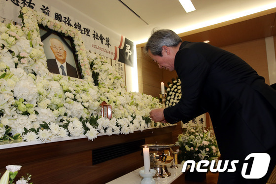 (서울=뉴스1) 이광호 기자 = 정몽준 새누리당 의원이 19일 오전 강남구 일원동 삼성서울병원에 마련된 故 남덕우 전 국무총리의 빈소를 찾아 조문하고 있다.2013.5.19/뉴스1 …