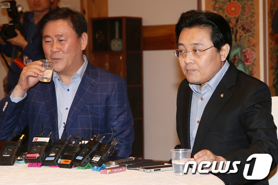 (서울=뉴스1) 오대일 기자 = 새누리당 최경환 원내대표와 민주당 전병헌 원내대표가 19일 서울 여의도 국회 사랑재에서 열린 원내대표 취임 후 첫 공식회동에서 나란히 물을 마시고 …