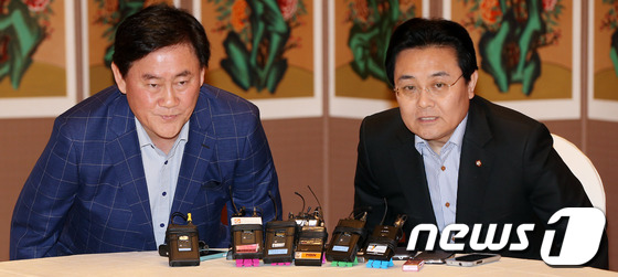 (서울=뉴스1) 오대일 기자 = 새누리당 최경환 원내대표와 민주당 전병헌 원내대표가 19일 서울 여의도 국회 사랑재에서 열린 원내대표 취임 후 첫 공식회동에서 나란히 자리하고 있다 …