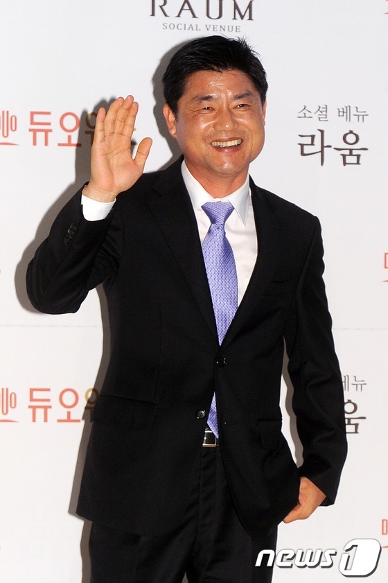 (=뉴스1) 이종덕 기자 = 부산아이파크의 윤성효 감독이 19일 서울 강남구 역삼동 라움에서 열린 독도 세리머니의 주인공 박종우의 결혼식에 참석해 포즈를 취하고 있다. 2013.5 …