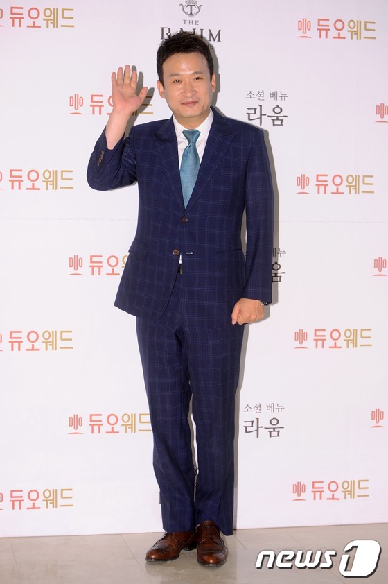 (=뉴스1) 이종덕 기자 = 개그맨 서경석이 19일 서울 강남구 역삼동 라움에서 열린 독도 세리머니의 주인공 박종우의 결혼식에 참석해 포즈를 취하고 있다. 2013.5.19