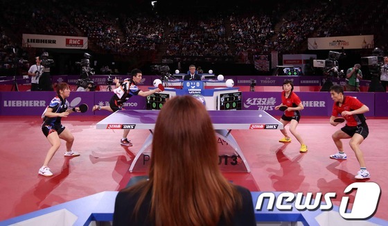(서울=뉴스1) 윤선미 인턴기자 = 18일 오후(한국시간) 프랑스 파리 팔레 옴니스포르 드 파리 베르시 경기장에서 열린 '2013 세계탁구선수권' 혼합복식 결승전에서 한국의 이상수 …