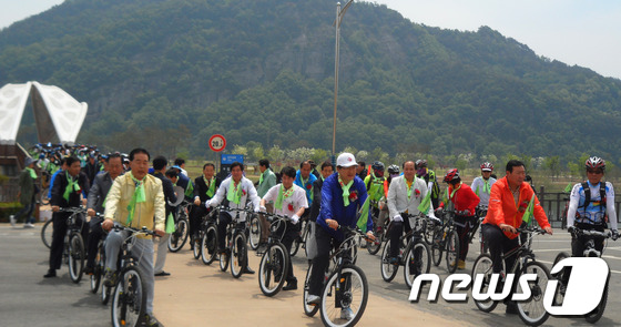 (서울=뉴스1) 윤선미 인턴기자 = 경상북도는 18일 ‘자전거로(路) 강가로(路) 청소년 대행진’ 행사에서 주요내빈 30명과 청소년대표 50명은 경천섬을 출발하여 상주보를 이어 의 …