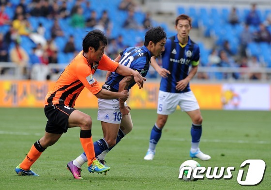 (인천=뉴스1) 이동원 기자 = 19일 인천축구전용경기장에서 벌어진 프로축구 K리그 클래식 인천 유나이티드와 강원FC의 경기에서 이천수(인천)와 이준엽(강원)이 공다툼을 하고 있다 …