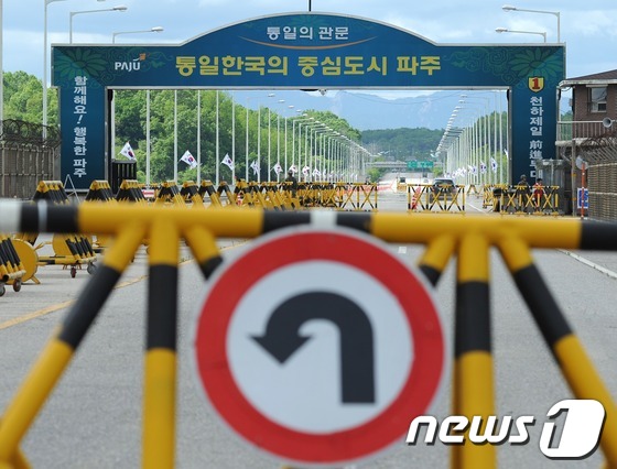 (파주=뉴스1) 박철중 기자 = 19일 오후 경기도 파주 통일대교 남측 출입문에 출입통제를 알리는 가드레일이 서 있다. 이날 통일부는 대변인을 통해 북한의 유도탄 발사 등 도발적 …