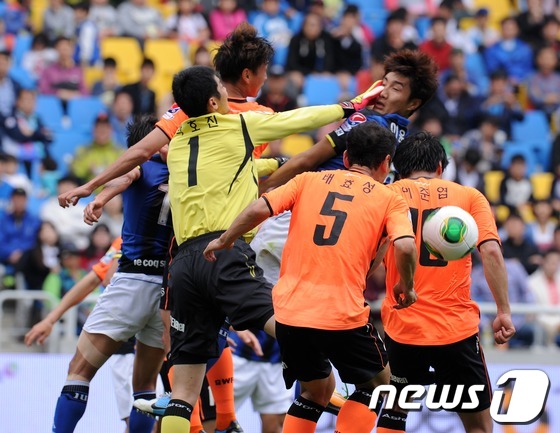 (인천=뉴스1) 이동원 기자 = 19일 인천축구전용경기장에서 벌어진 프로축구 K리그 클래식 인천 유나이티드와 강원FC의 경기에서 강원 골키퍼 박호진이 문전에서 공중볼을 쳐내다가 이 …