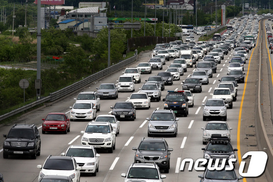 (여주=뉴스1) 이광호 기자 = '부처님 오신 날'을 낀 사흘 간의 황금연휴 마지막날인 19일 오후 영동고속도로 상행선 인천방향 여주휴게소 부근이 귀경차량들로 정체를 빚고 있다.2 …