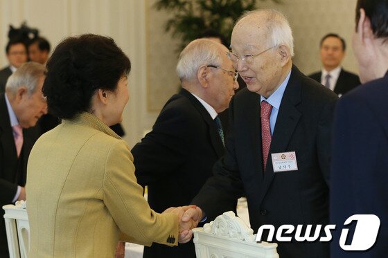 본문 이미지 - 지난 3월 13일 청와대에서 열린 국가원로 초청 간담회 당시 박근혜 대통령이 남덕우 전 국무총리와 악수하고 있다.(청와대 제공)2013.5.19/뉴스1 © News1 허남영 기자