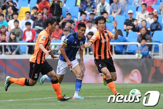 (인천=뉴스1) 이동원 기자 = 19일 인천축구전용경기장에서 벌어진 프로축구 K리그 클래식 인천 유나이티드와 강원FC의 경기에서 설기현(인천)이 최우재(강원)의 수비를 피해 드리블 …