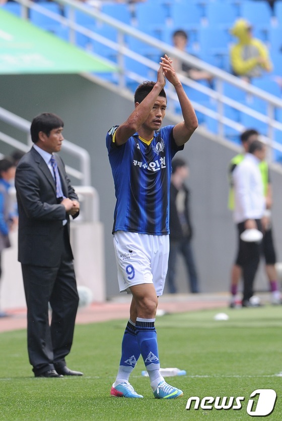 (인천=뉴스1) 이동원 기자 = 19일 인천축구전용경기장에서 벌어진 프로축구 K리그 클래식 인천 유나이티드와 강원FC의 경기에서 설기현(인천)이 후반전 이효균과 교체되고 있다.20 …