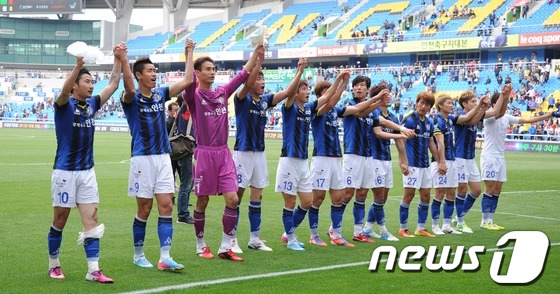 (인천=뉴스1) 이동원 기자 = 19일 인천축구전용경기장에서 벌어진 프로축구 K리그 클래식 인천 유나이티드와 강원FC의 경기에서 1대0 승리를 거둔 인천 선수들이 경기종료후 환호하 …