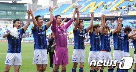(인천=뉴스1) 이동원 기자 = 19일 인천축구전용경기장에서 벌어진 프로축구 K리그 클래식 인천 유나이티드와 강원FC의 경기에서 1대0 승리를 거둔 인천 선수들이 경기종료후 환호하 …