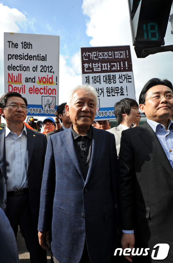 (서울=뉴스1) 박세연 기자 = 김한길 민주당 대표가 19일 오후 서울광장에서 열린 노무현 대통령 서거 4주기 추모행사에 참석 후 서울광장을 나서고 있다. 추모행사에는 행사에 참석 …