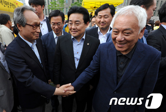(서울=뉴스1) 박세연 기자 = 김한길 민주당 대표가 19일 오후 서울광장에서 열린 노무현 대통령 서거 4주기 추모행사에 참석해 이병완 노무현 재단 이사장과 인사를 나누고 있다. …
