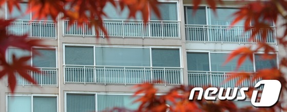 (서울=뉴스1) 박지혜 기자 = 성추행 의혹을 받고 있는 윤창중 전 청와대 대변인이 해명 기자회견 후 잠적한 지 8일째인 19일 나뭇잎 사이로 경기도 김포시 윤 전 대변인 자택이 …