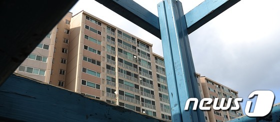 (서울=뉴스1) 박지혜 기자 = 성추행 의혹을 받고 있는 윤창중 전 청와대 대변인이 해명 기자회견 후 잠적한 지 8일째인 19일 경기도 김포시 윤 전 대변인 자택 위로 먹구름이 끼 …