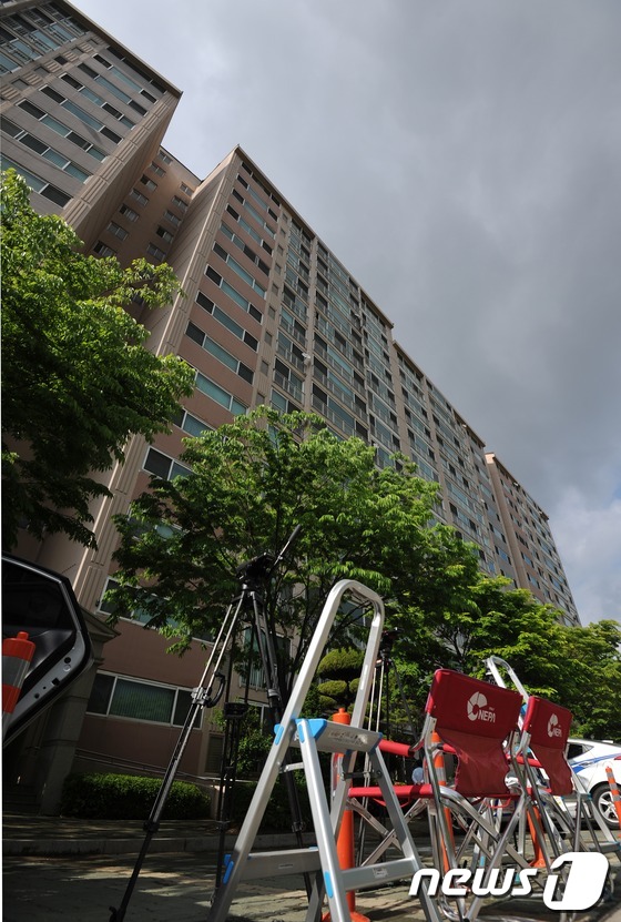 (서울=뉴스1) 박지혜 기자 = 성추행 의혹을 받고 있는 윤창중 전 청와대 대변인이 해명 기자회견 후 잠적한 지 8일째인 19일 경기도 김포시 윤 전 대변인 자택 위로 먹구름이 끼 …