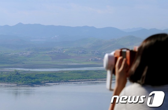 (파주=뉴스1) 박철중 기자 = 19일 오후 경기도 파주시 오두산 통일전망대에서 연휴 마지막날을 맞은 시민들이 망원경을 통해 북한 마을을 바라보고 있다. 앞서 이날 오후 통일부는 …
