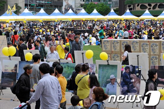 본문 이미지 - 19일 오후 시청 앞 서울광장에서 열린 노무현 대통령 서거 4주기 추모행사에 많은 시민들이 참석하고 있다. 2013.5.19/뉴스1 © News1   박세연 기자